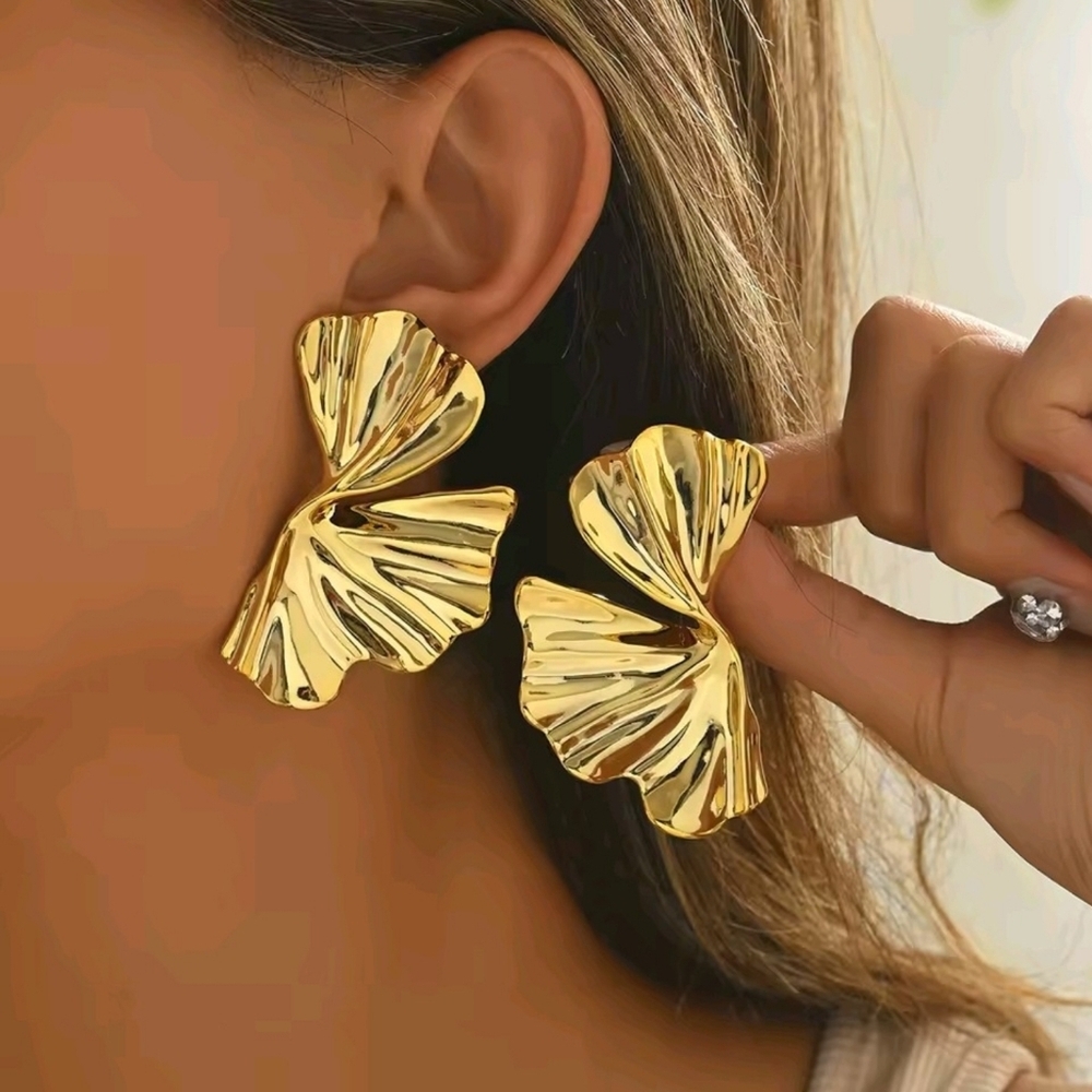 Gold Shell Earrings - Picture 4 of 9